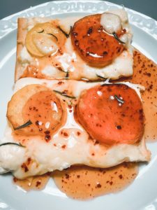 Canadian Pizza mit Ahornsirup Chilli Sauce