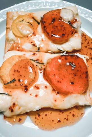 Canadian Pizza mit Ahornsirup Chilli Sauce