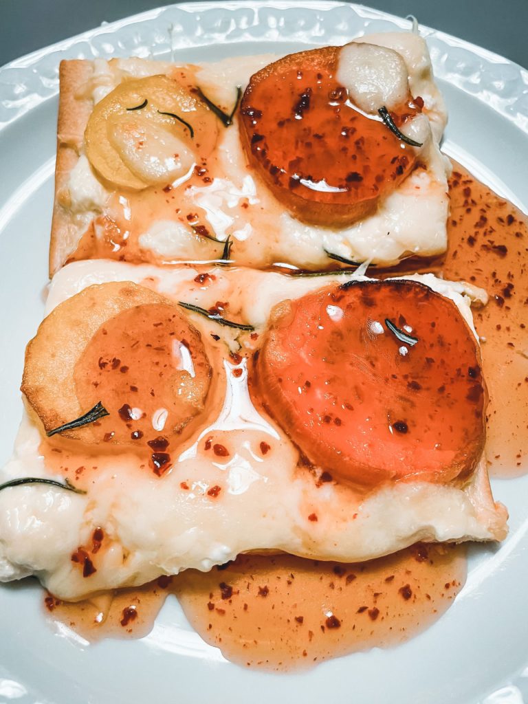 Canadian Pizza mit Ahornsirup Chilli Sauce