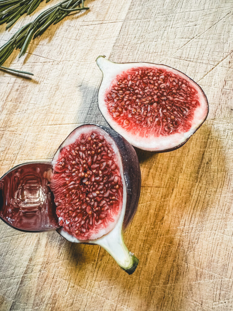 Feigen Fruchtfleich entnehmen