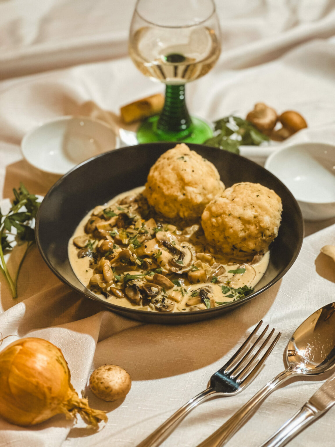 Rahmschwammerl mit Semmelknödel Rezept mit Geheimzutat Rahmschwammerl mit Semmelknödel Rezept mit Geheimzutat