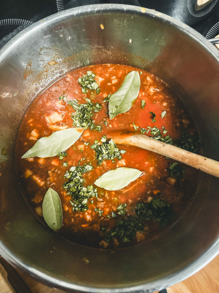 Gewürze zur Bolognese geben