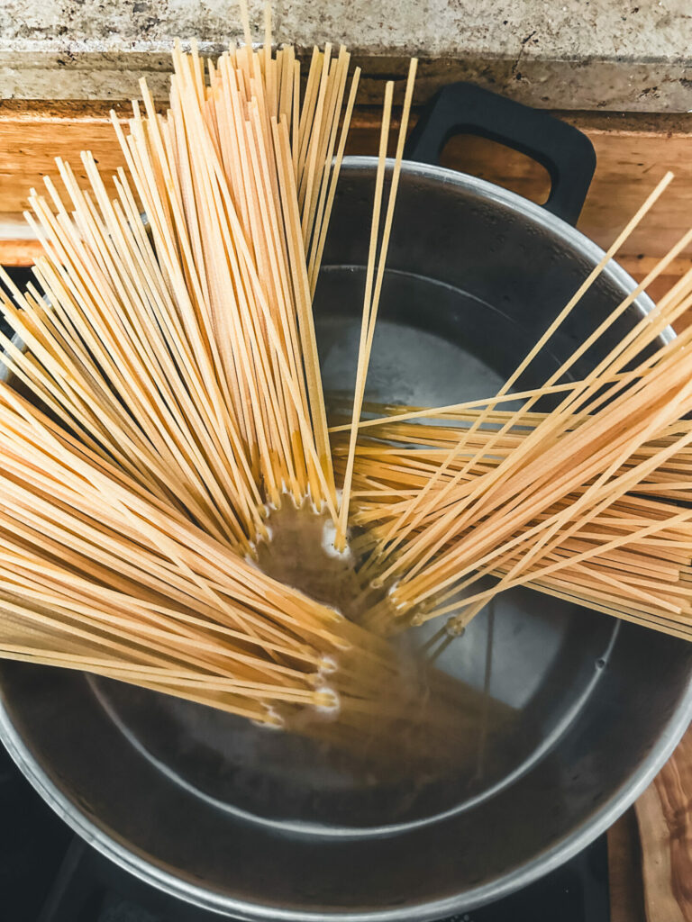 Spaghetti al Bronzo in Salzwasser al dente kochen