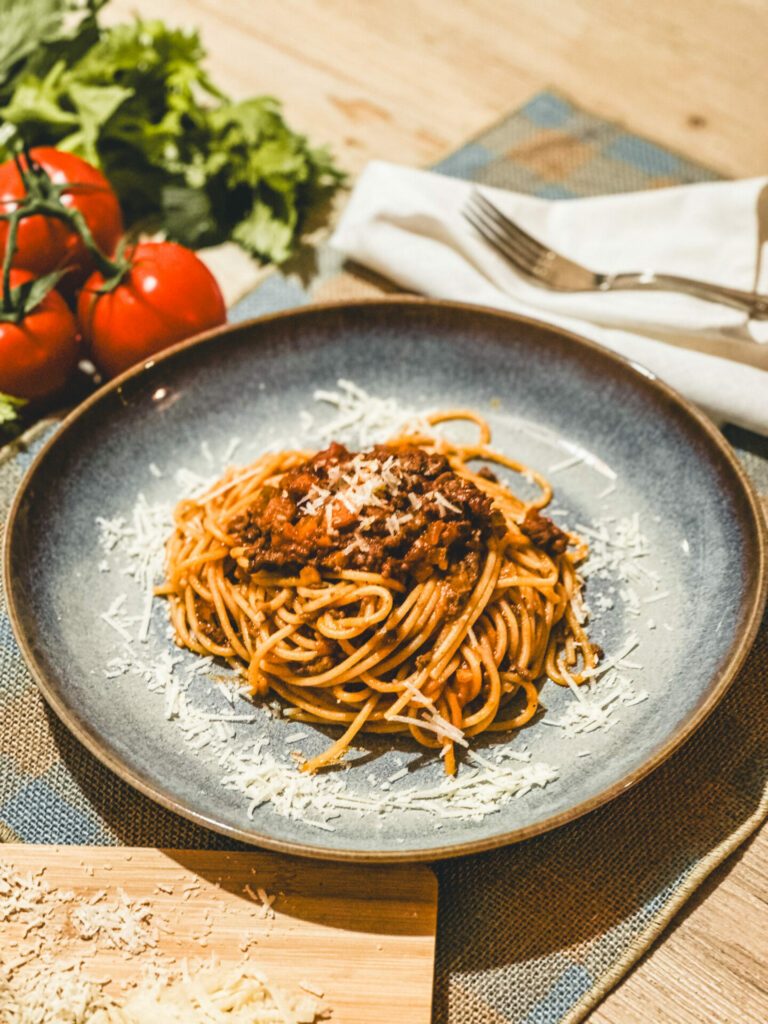Spaghetti Bolognese mit Parmesan
