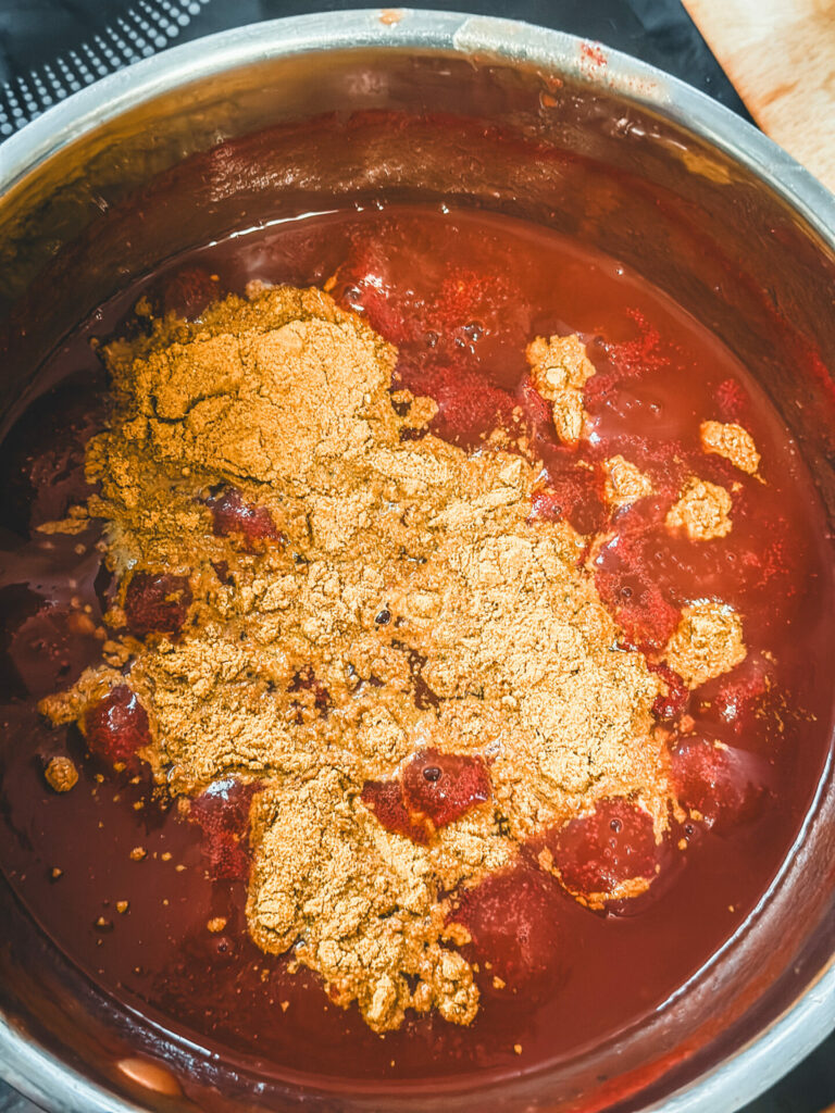 Currypulver kommt in die Currysauce