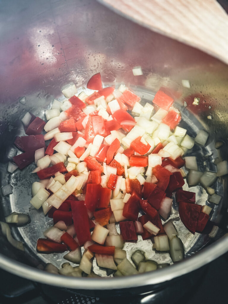Zwiebeln und Knoblauch grob gehackt anbraten