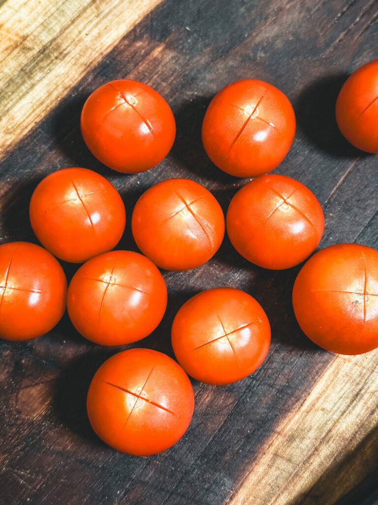 Tomaten oben kreuzförmig einschneiden