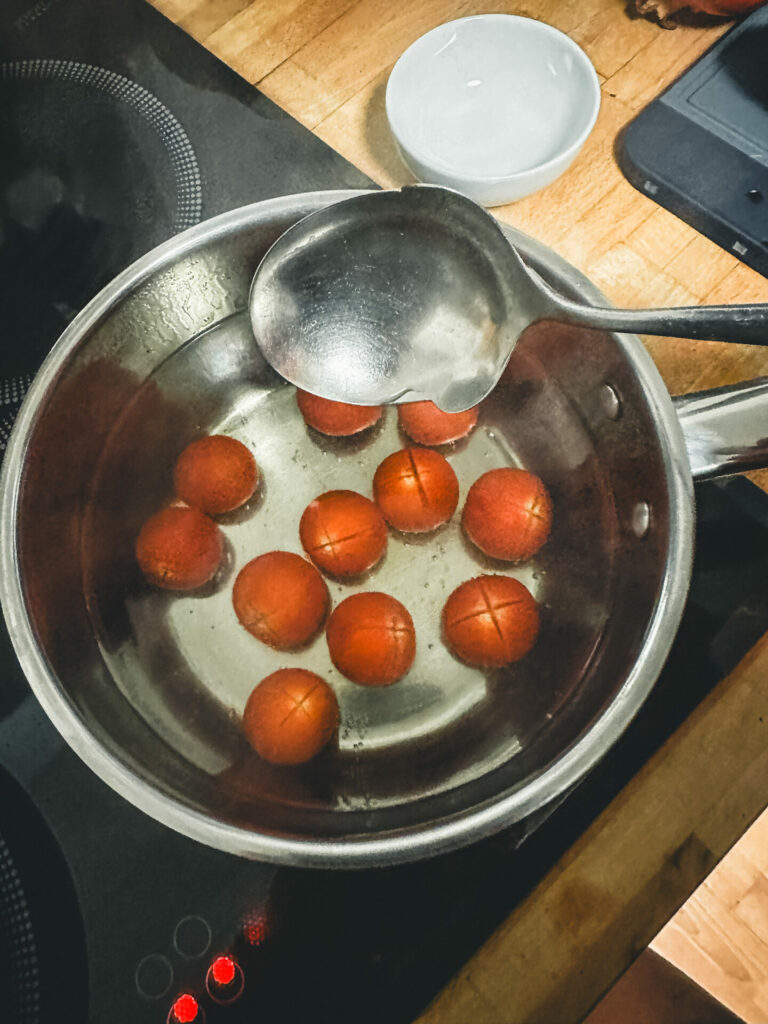 Tomaten kurz in kochenedes Wasser geben