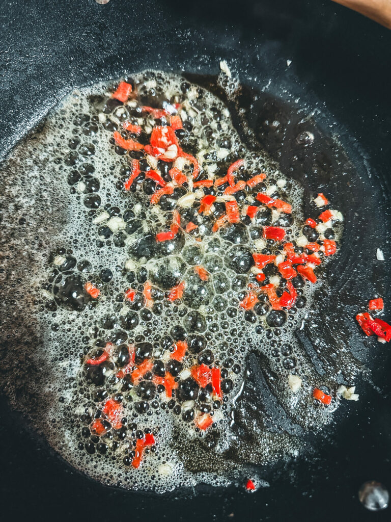 Knoblauch und Chili in der Pfanne kurz mitbraten