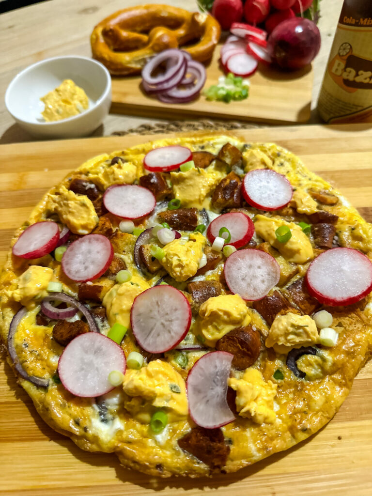 Brezn Frittata mit Obatzda und Radieschen