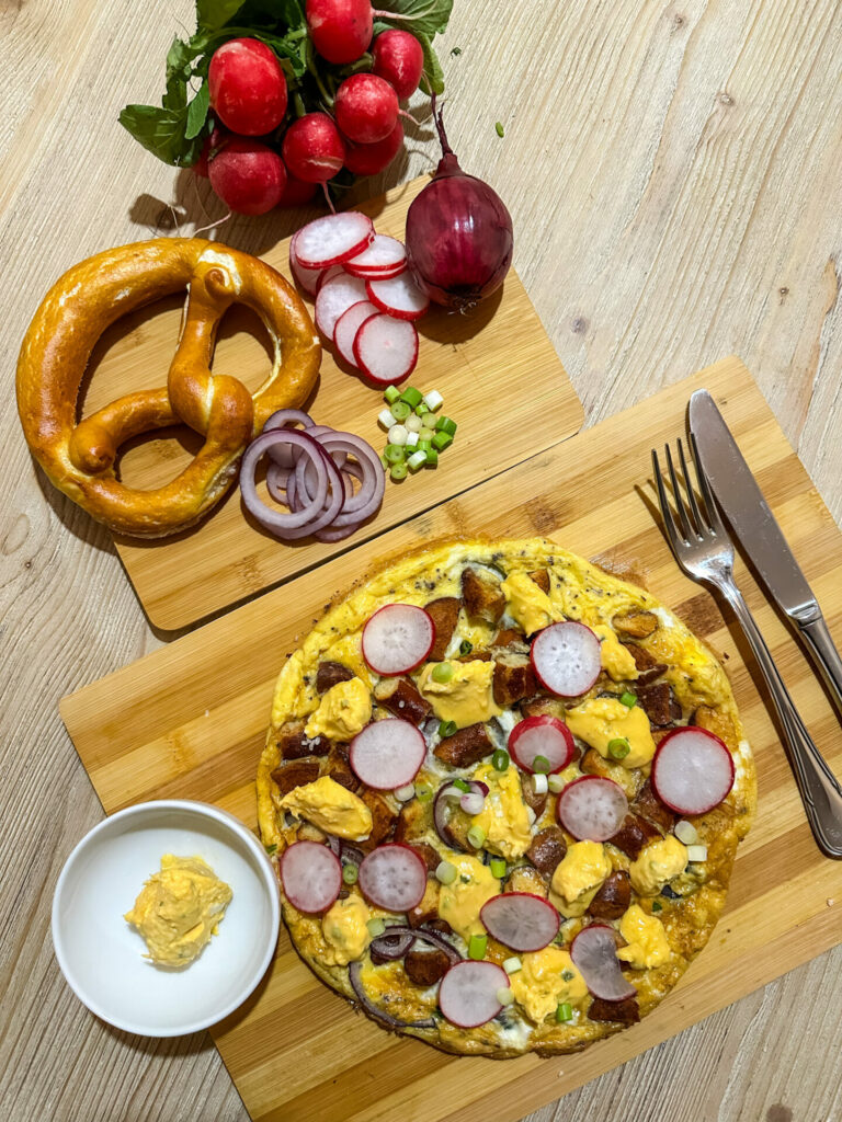 Brezn Frittata mit Obatzda und Radieschen