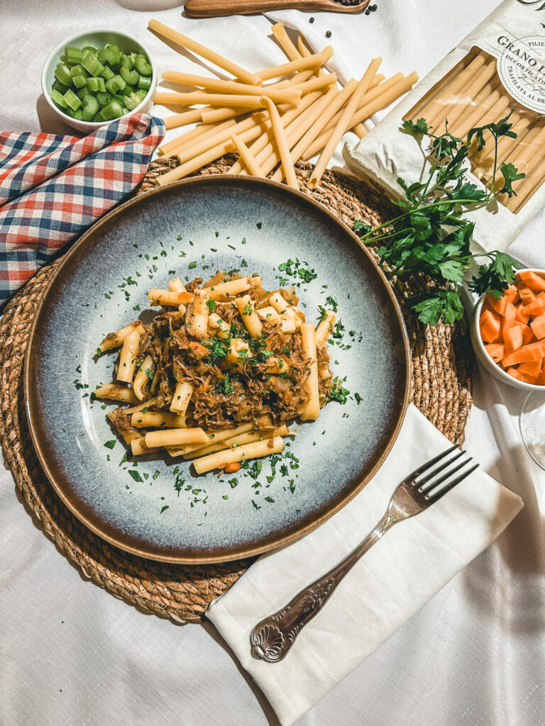 Ragu alle Genovese mit Ziti Pasta