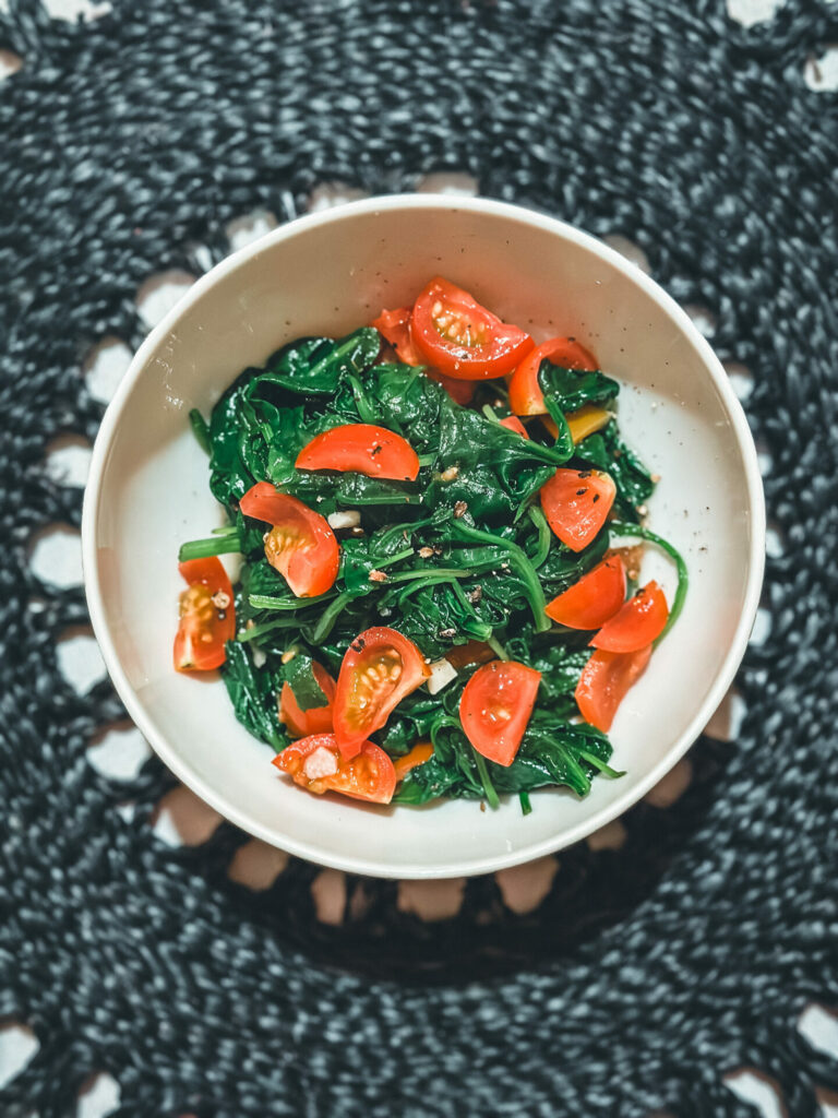 Gedünsteter Spinat mit Knoblauch und Tomate