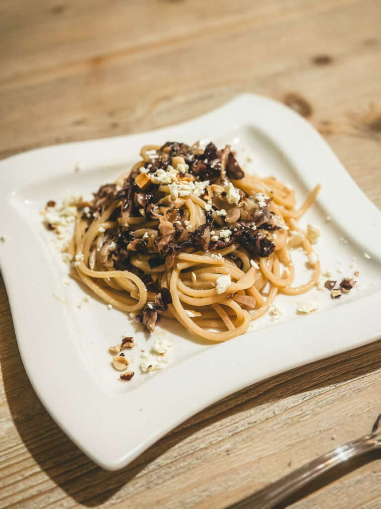 Radicchio Spaghetti mit Nüssen und Feta