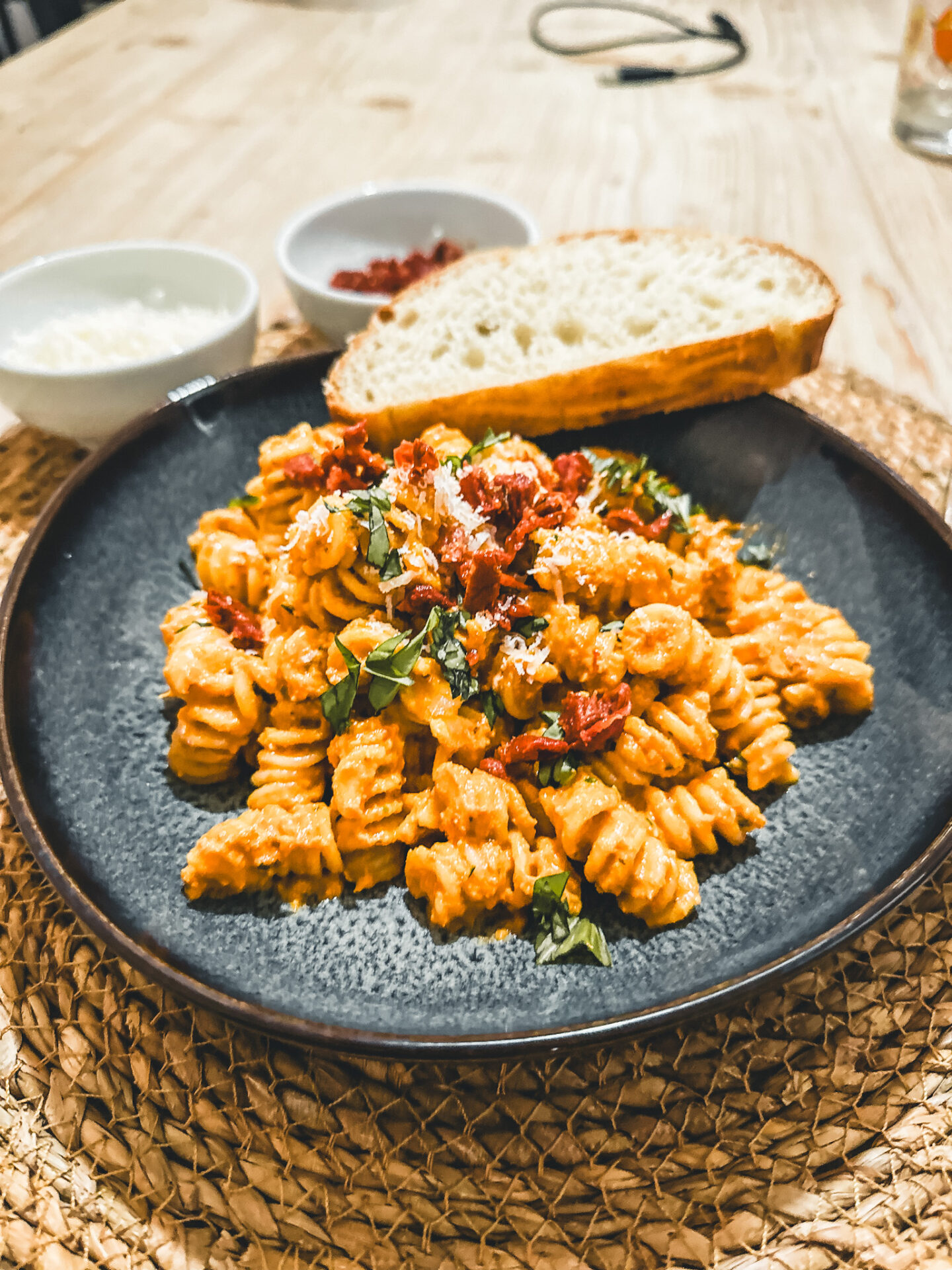 Pasta mit getrockneten Tomaten, Basilikum , Parmesan